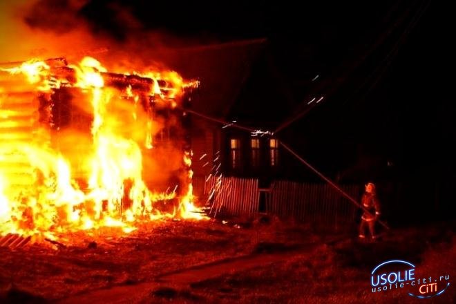 В Усольском районе пожарные спасли от огня двухквартирный частный дом