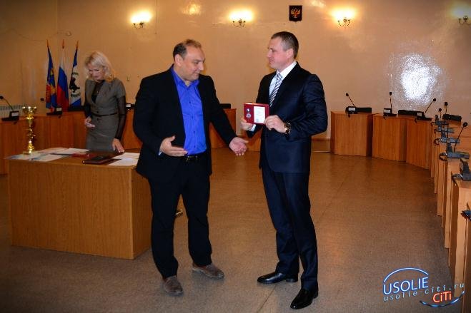 Высокая награда вручена Сергею Троянову.  Понедельник в Усолье начался с награждений