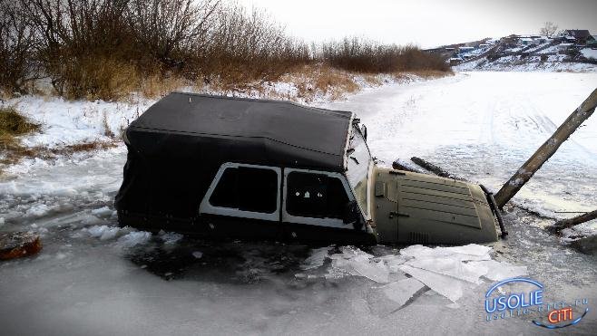 В Усолье автомобиль ушел под лед