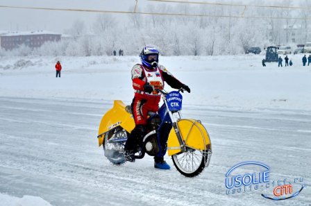 Мотогонки на льду состоялись в Усолье. Победил известный чемпион