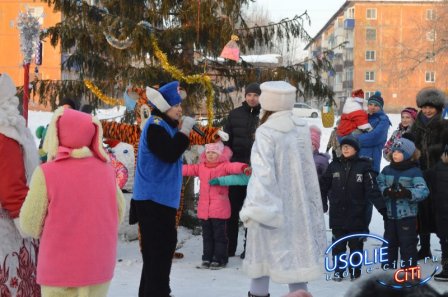 Большой новогодний праздник состоялся на улице Стопани. Сюрпризы от депутата Павла Неудачина