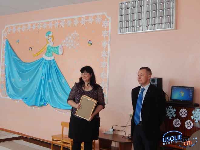 В честь Нового года депутат  Фёдор Аникеев-Борн подарил ковер детскому саду