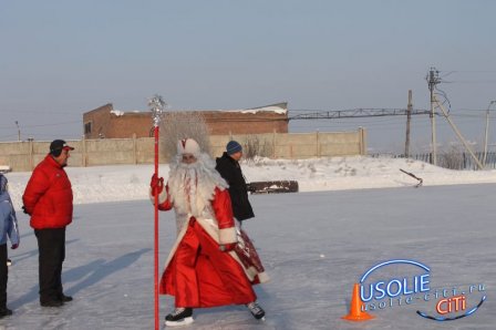 "В ледовом хороводе" на городском катке усольчане провели бал-маскарад
