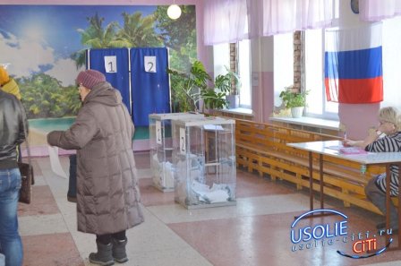 Усольчане активно голосуют.  На участках - очереди.  Голосование смотрите в режиме онлайн - ссылка в этой статье