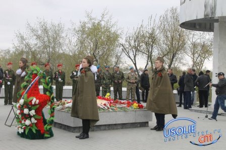 Юные усольчане несут Вахту Памяти возле Мемориала