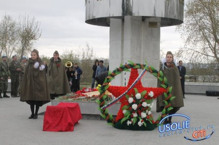 Юные усольчане несут Вахту Памяти возле Мемориала
