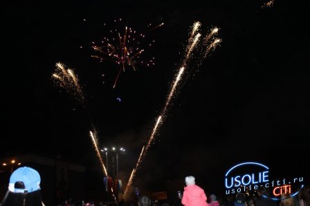 Вечерний праздник: Зажигательные песни, танцы, поздравления и салют - Усолье отметило День Победы