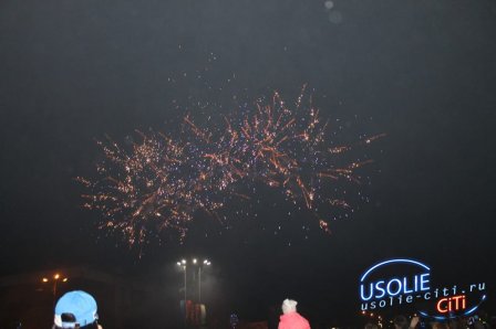 Вечерний праздник: Зажигательные песни, танцы, поздравления и салют - Усолье отметило День Победы