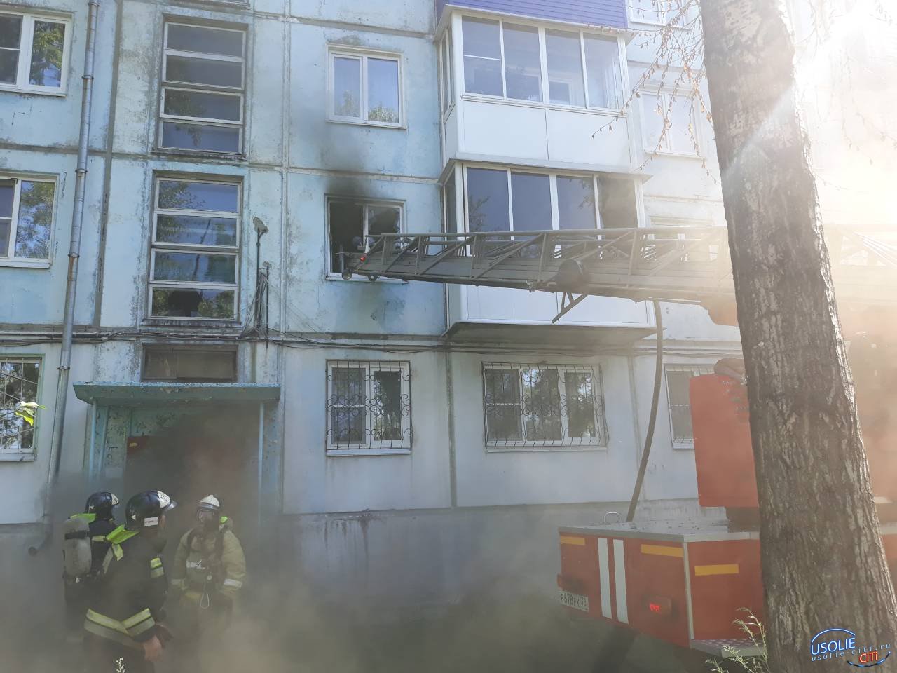 В Усолье  по улице Луначарского в многоквартирном доме горит квартира