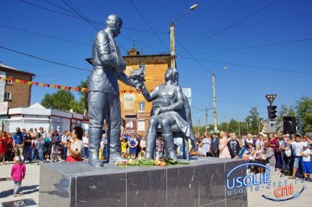  В День города в Усолье открыли памятник медсестре