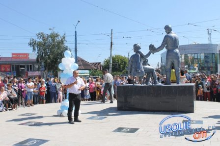  В День города в Усолье открыли памятник медсестре