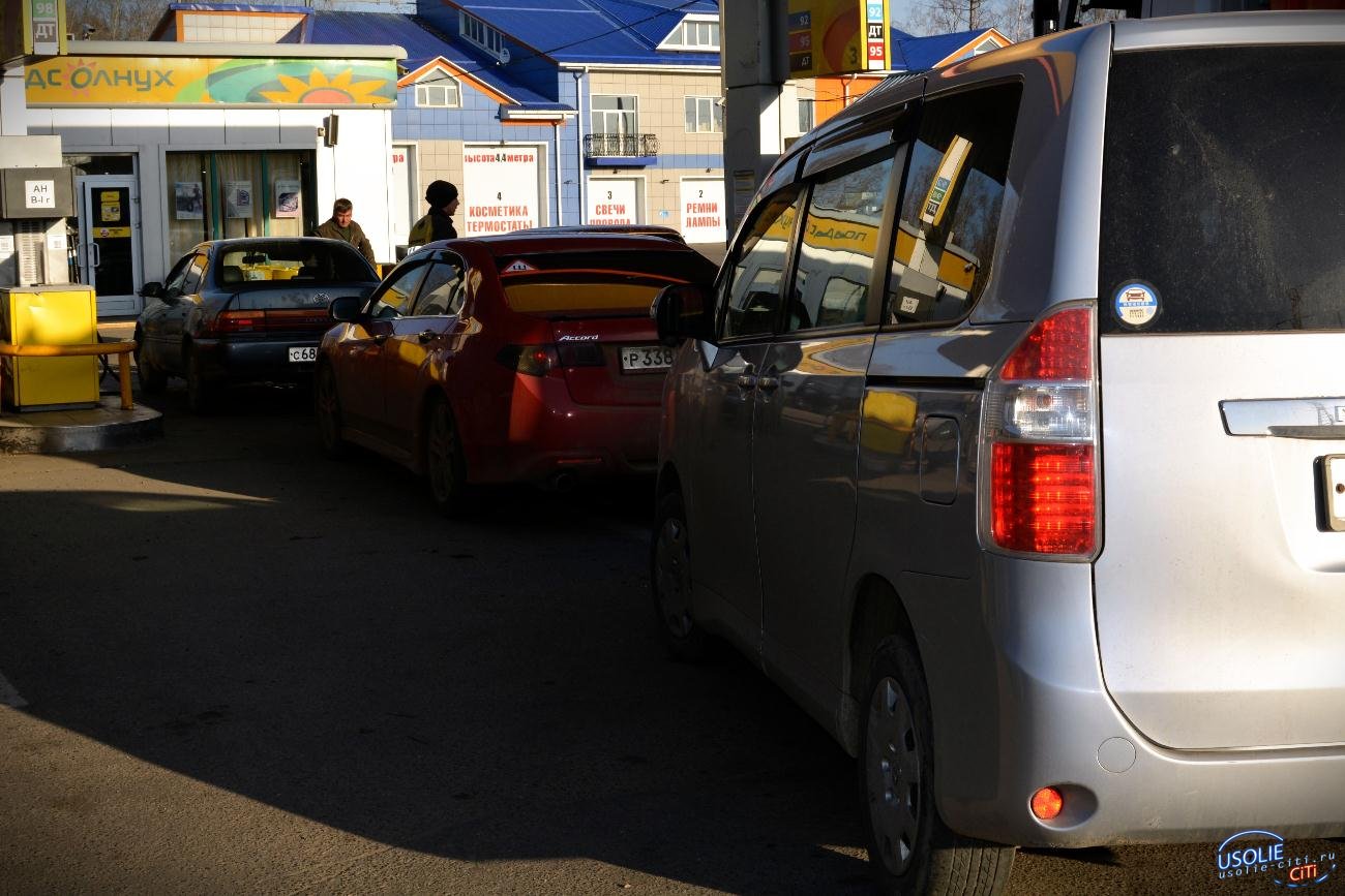 В Усолье автомобили стоят в очереди за самым дешевым бензином