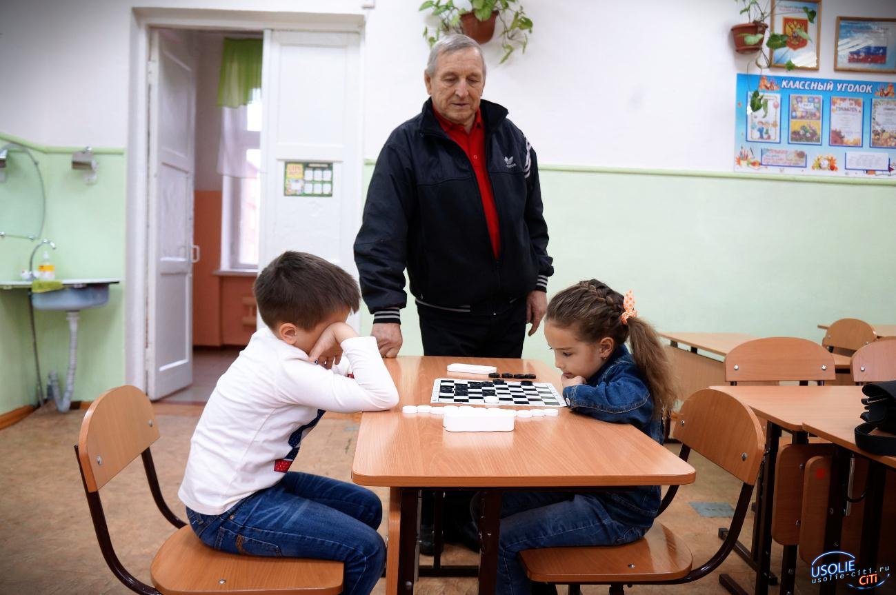 Семеро детей и трое взрослых боролись с усольском турнире по шашкам