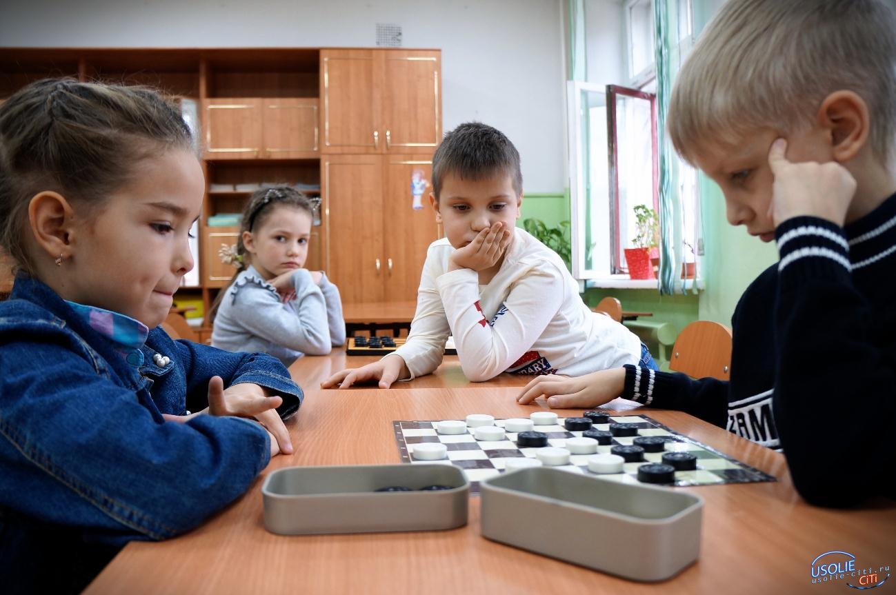 Семеро детей и трое взрослых боролись с усольском турнире по шашкам