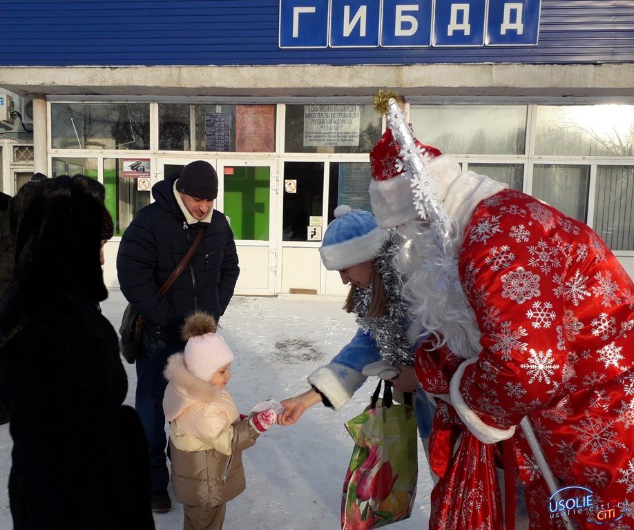 Усольский полицейский Дед Мороз поздравил юных участников дорожного движения с Новым годом