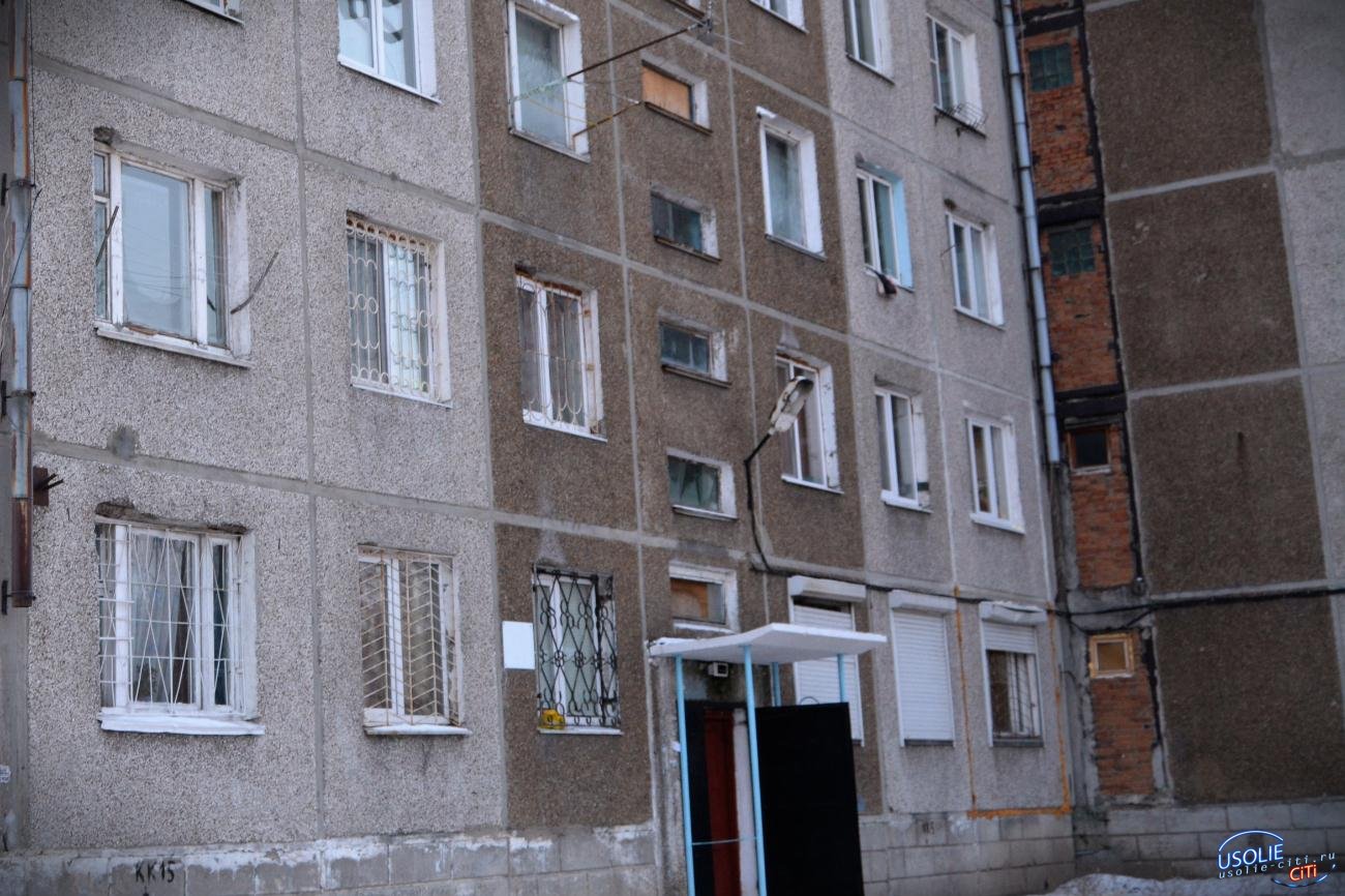 Житель усольского общежития обрезает провода и кидает камни в окна соседям