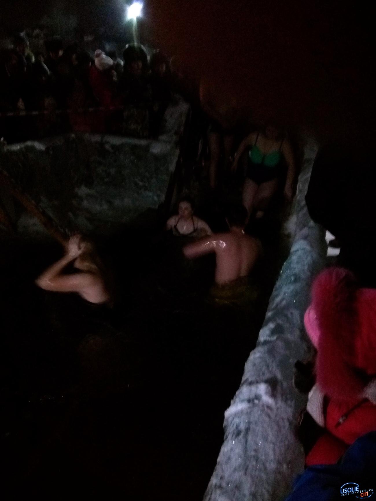 В Крещение жители со всей области до утра купались в тельминском пруду