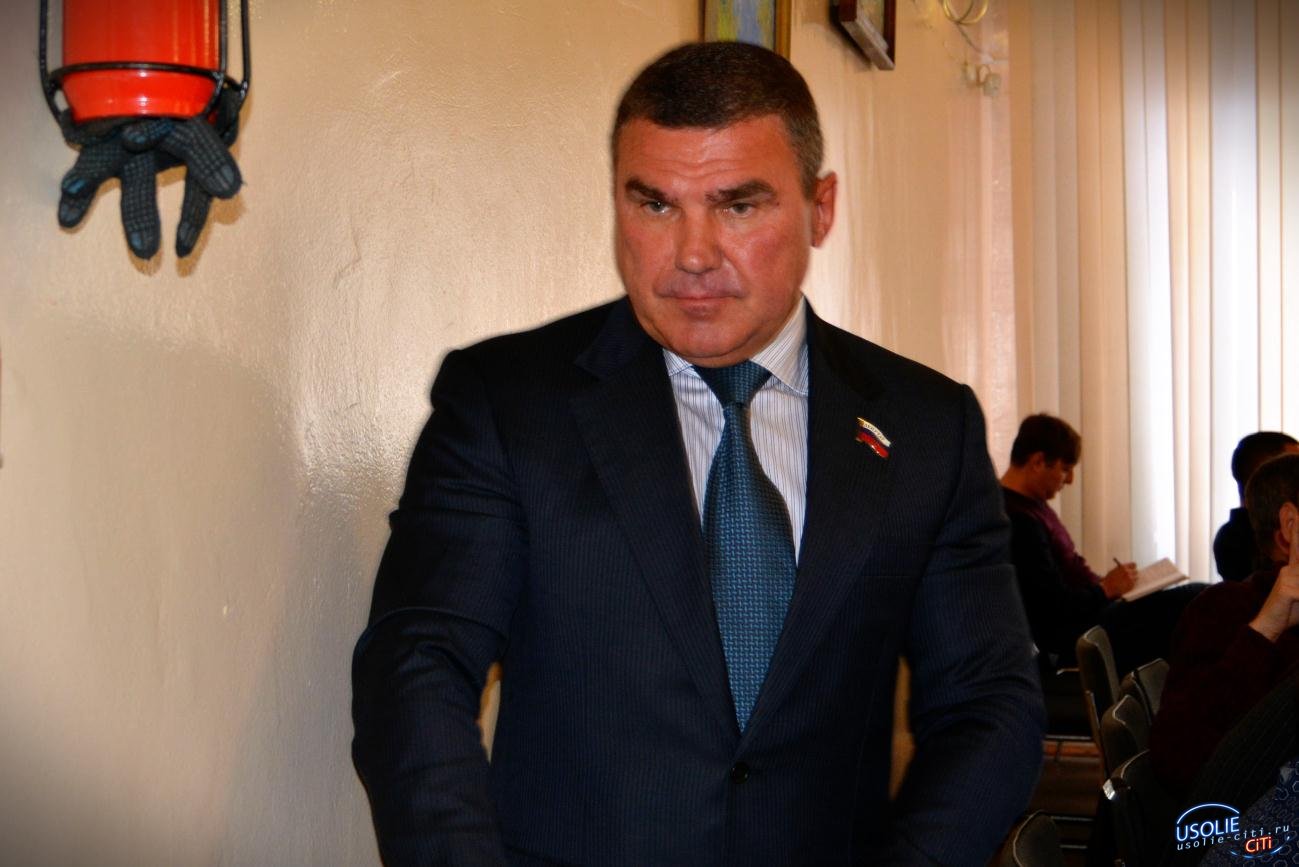 В Усолье идет очередное заседание Думы. 13 депутатов покинули заседание
