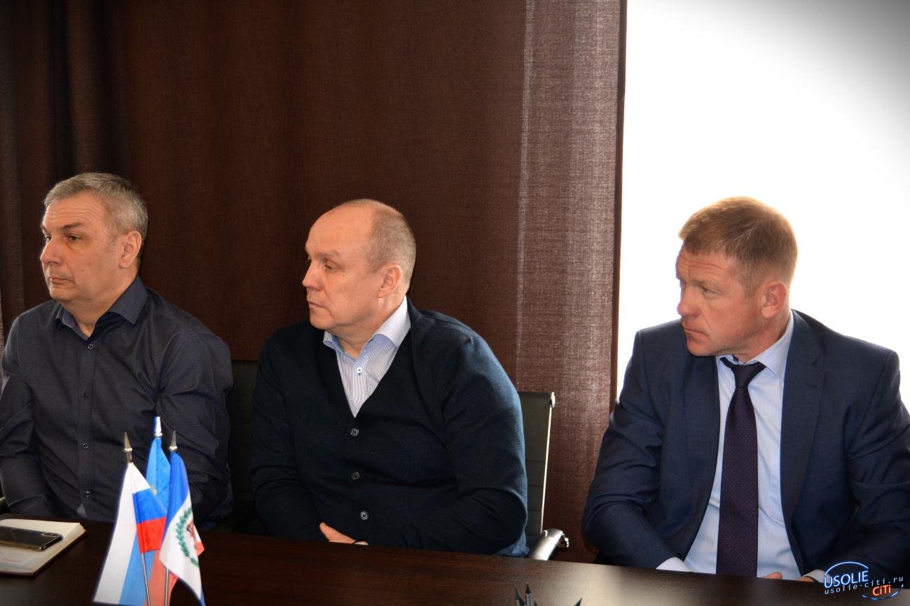 Усольчанин Степан Франтенко с костылем пришел на встречу с Сергеем Соколом