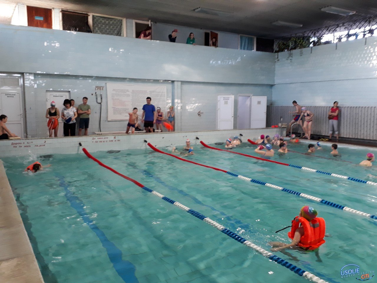 В усольском бассейне Нептун школьники спасли тонущего ученика