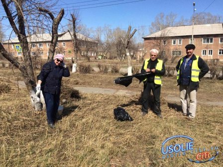 С музыкой и угощениями коллектив ООО "Робот" вывел на субботник усольчан