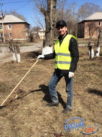 С музыкой и угощениями коллектив ООО "Робот" вывел на субботник усольчан