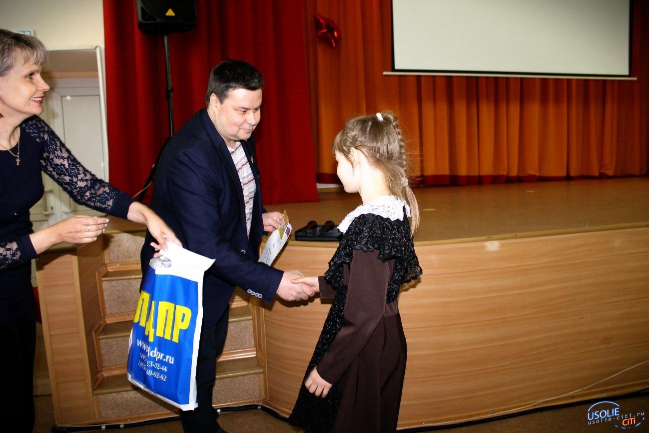 Вадим Кучаров вручил подарки победителям патриотического конкурса