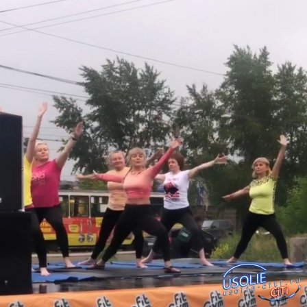 В День йоги клуб "FitGym" устроил для Усолья танцевальную вечеринку