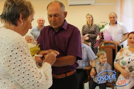 Усольская чета Кузнецовых отметила золотую свадьбу.  Звучали поздравления и от мэра Усолья