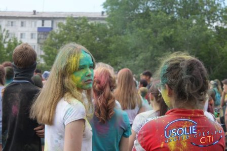 Безумство красок в Усолье. Фестиваль в День молодежи