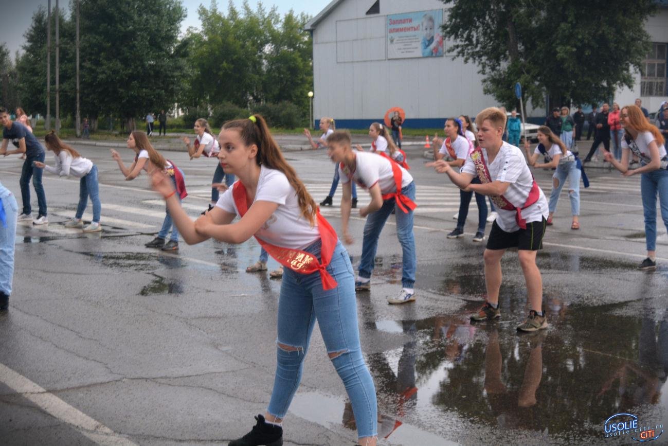 Празднование Дня молодежи в Усолье закончилось сюрпризом от Сергея Мельникова
