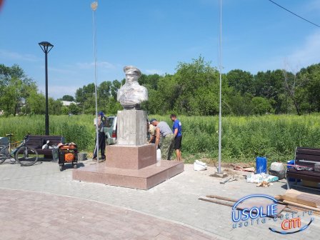 В Усолье началась установка памятника Маргелову
