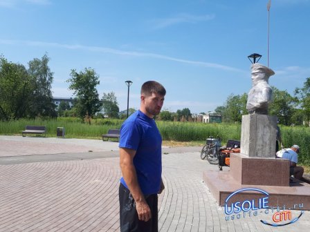 В Усолье началась установка памятника Маргелову