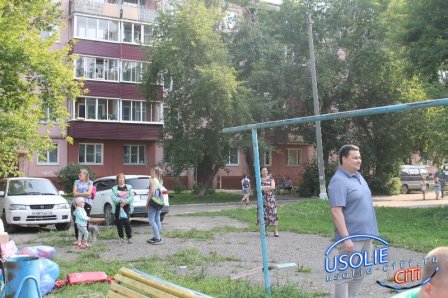 Вадим Кучаров установил детскую площадку и подарил праздник