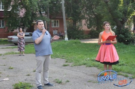 Вадим Кучаров установил детскую площадку и подарил праздник