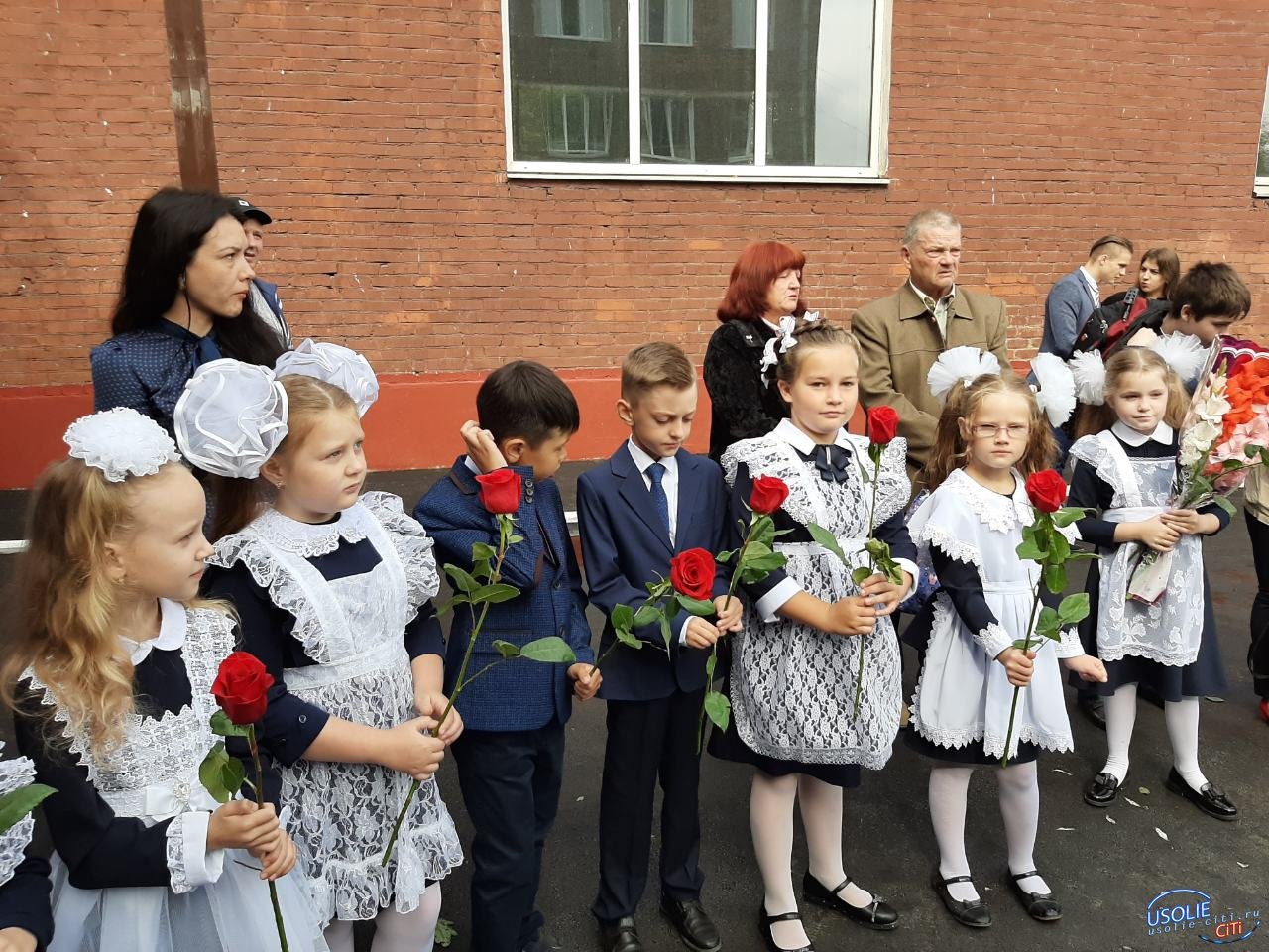 Юлия Быргазова и Вероника Нечаева поздравляют всех учеников Усолья