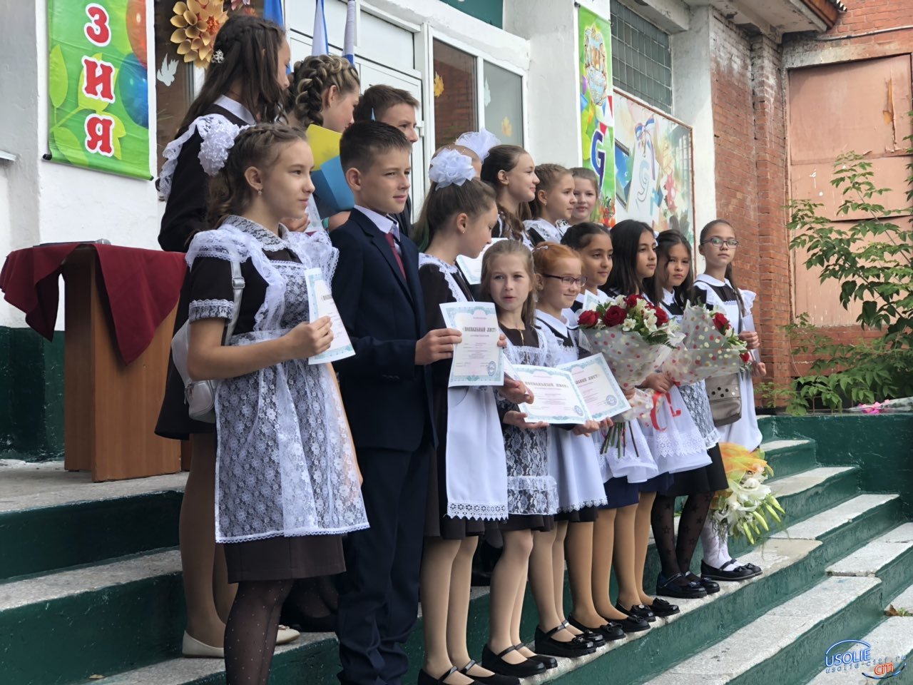 Юлия Быргазова и Вероника Нечаева поздравляют всех учеников Усолья