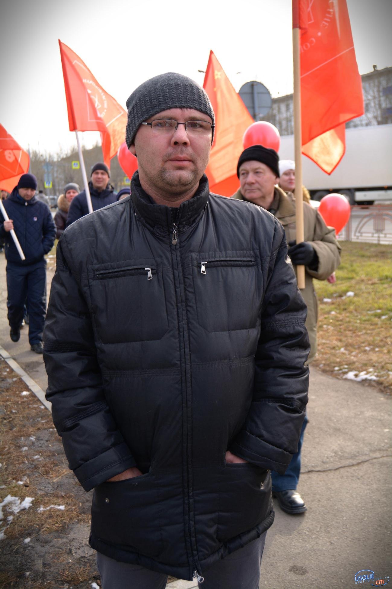 Роман Габов в Усолье возглавил колонну под красными знаменами