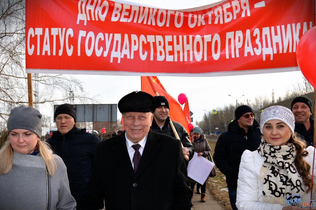 Роман Габов в Усолье возглавил колонну под красными знаменами