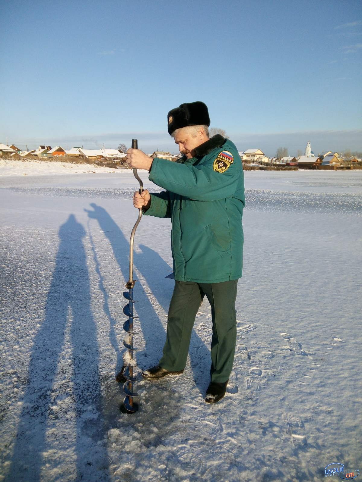 Иван Зуев ломает лед в Тельме