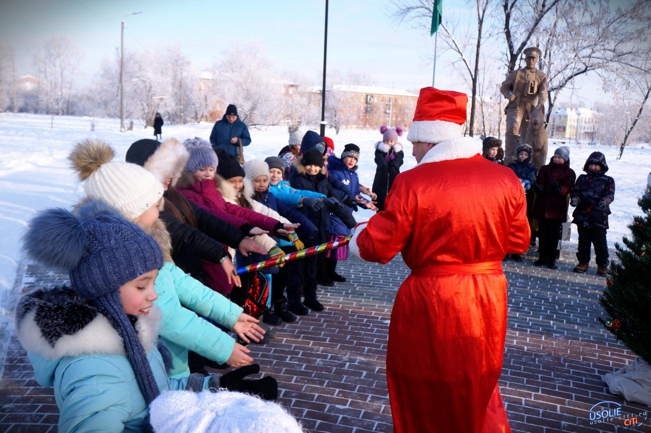 Дед Мороз, Снегурочка, Леший, Снеговик развлекали детей в Усолье