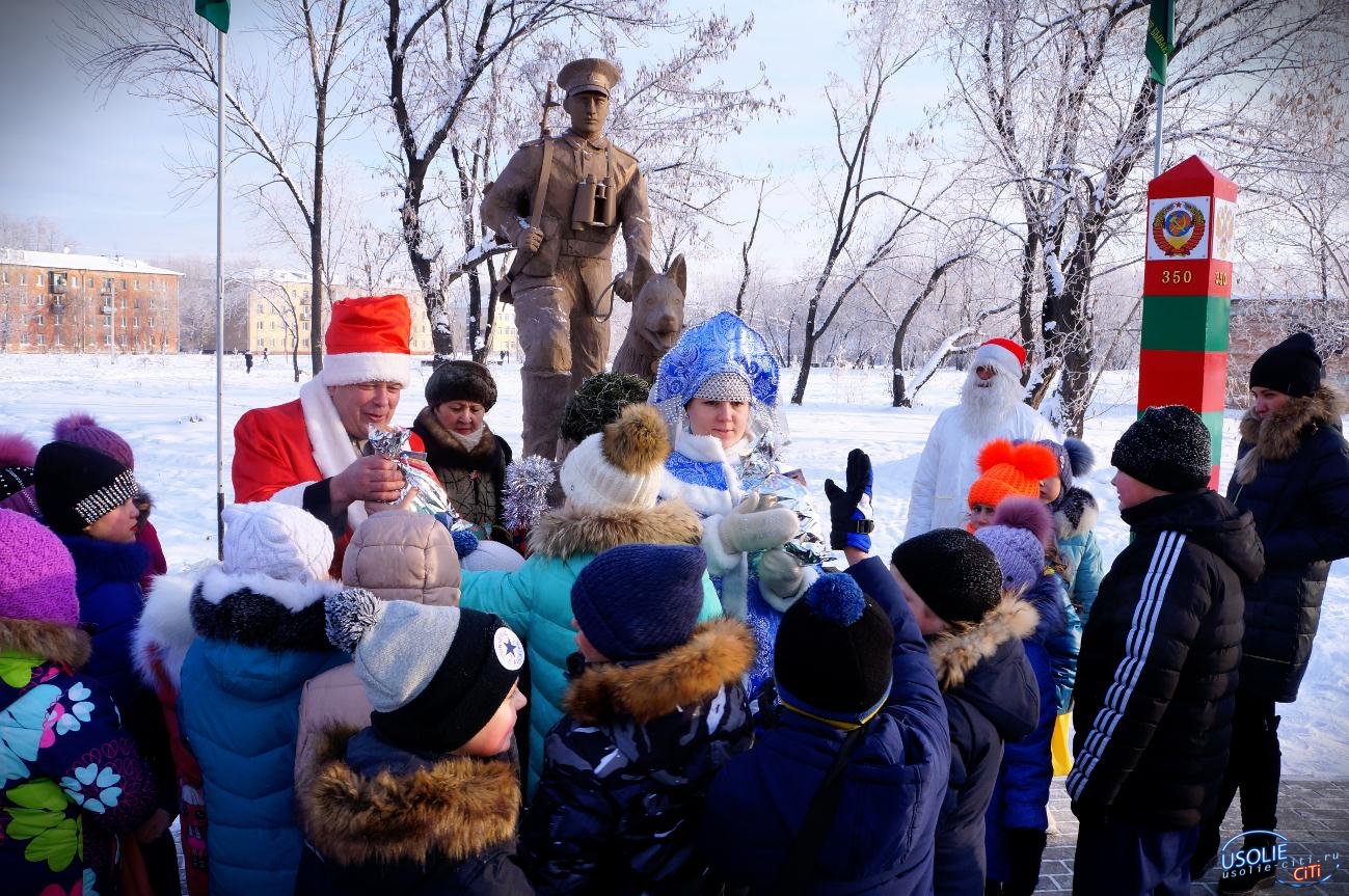 Дед Мороз, Снегурочка, Леший, Снеговик развлекали детей в Усолье
