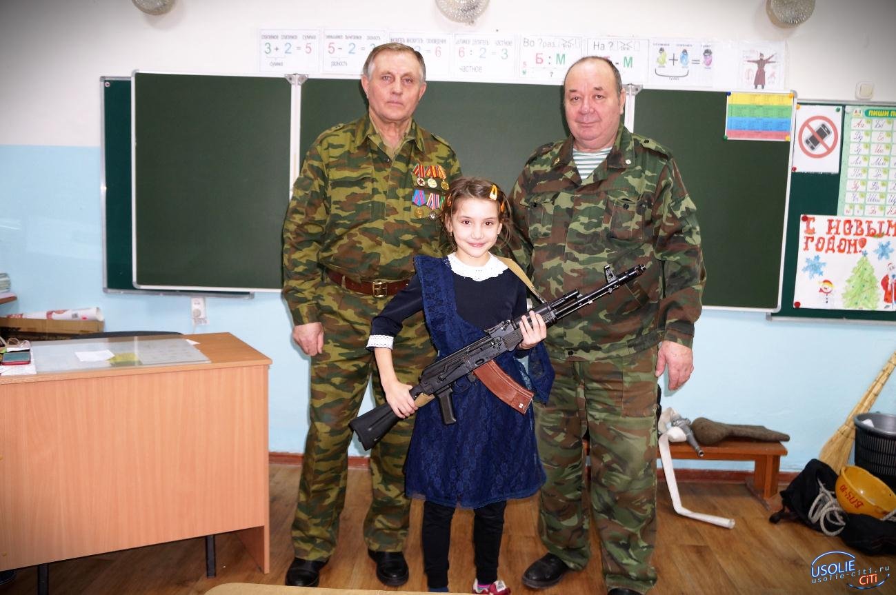 Школьники в Усолье учились разборке-сборке АК-74