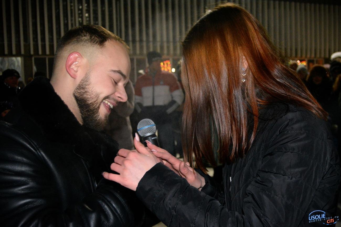Александр Уданенко в Усолье в новогоднюю ночь публично сделал предложение руки и сердце любимой