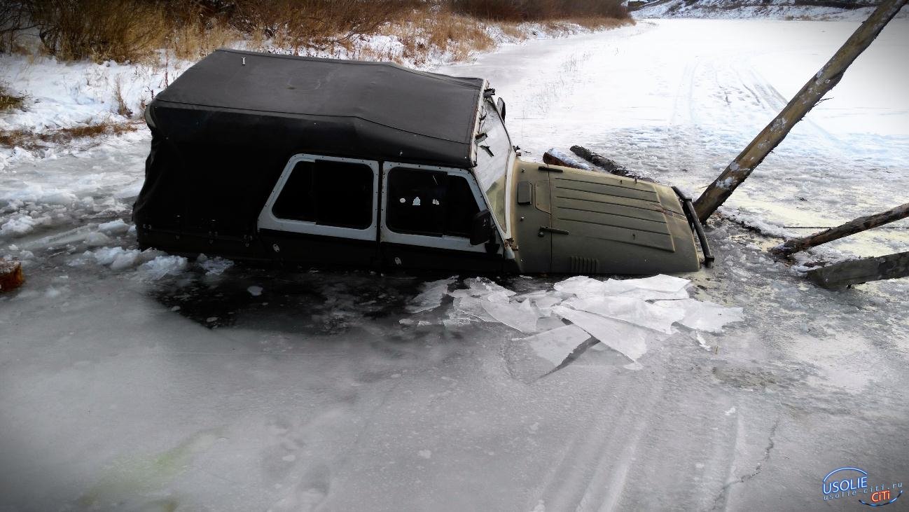 Коварный лед: В Усольском районе в наледь вморозило автомобиль