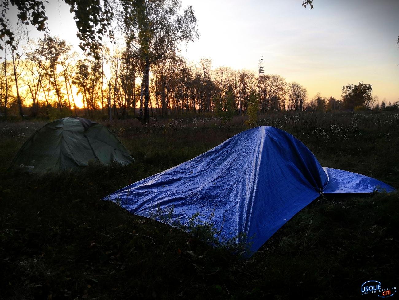 Где остановились на ночевку. Усолье с палатками. Разбили палатки на гладкой площадке и остановились ночлег. Где можно остановиться на Машуке на ночлег дешево.