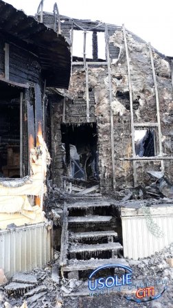 Два дома, две бани, два гаража и один автомобиль сгорели в Усолье