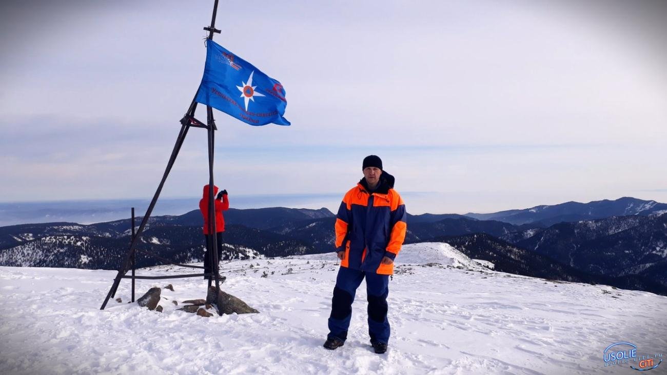 Спасатели из Усолья установили флаг на вершину горного хребта Хамар-Дабан