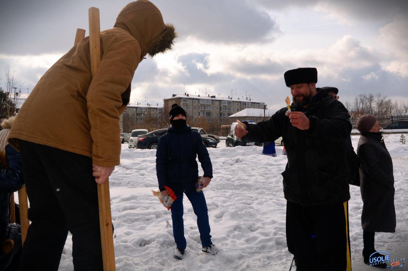 Масленица в Усолье: Забери леденец у Алексея Князева