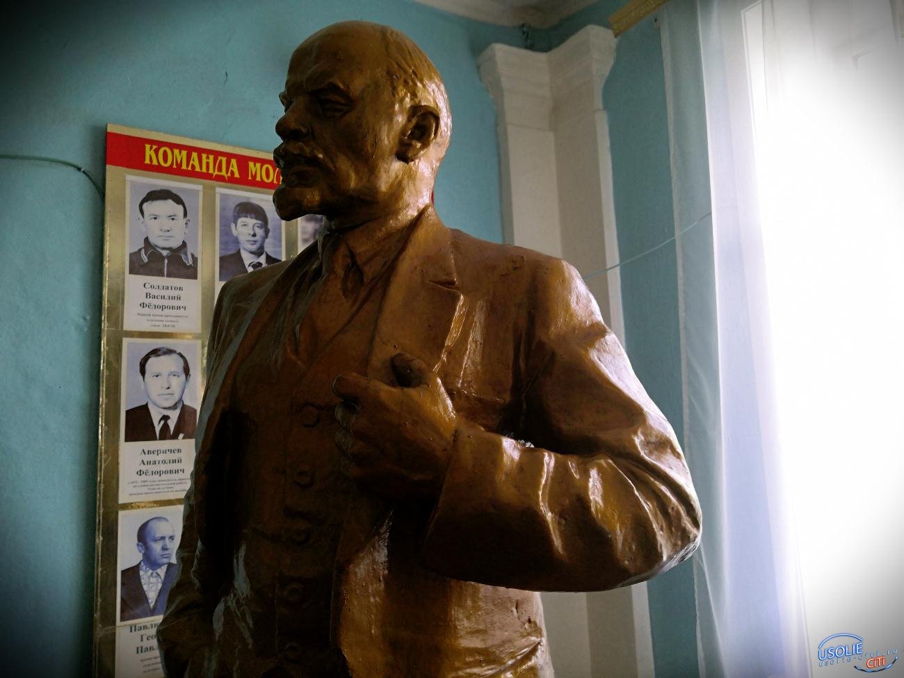 Грязный и обшарпанный Ленин в Усолье стоит